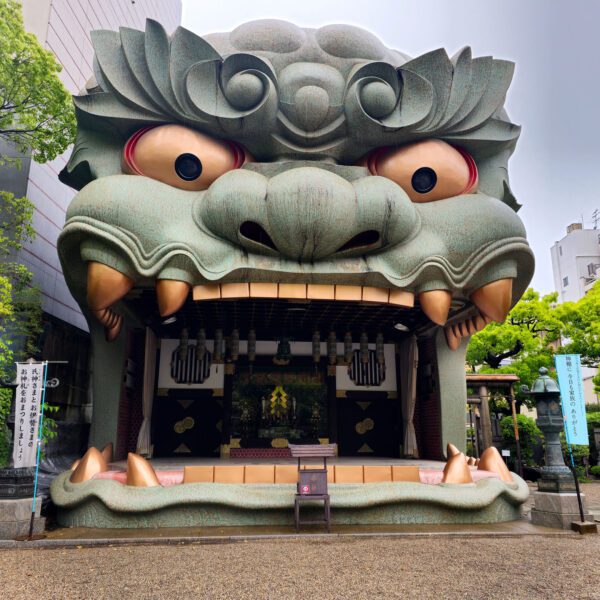 El santuario Namba Yasaka y su cabeza de león: una joya de Osaka